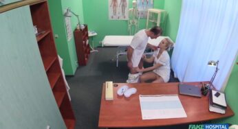 Hemşire formasıyla gelen hatun doktorun sikini amına alıyor